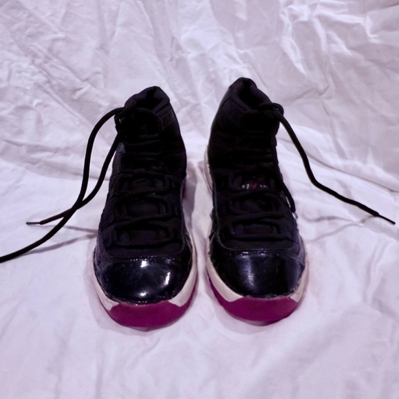 Air Jordan 11 Retro “Bred” 2001 Sneakers | Size 2.5Y | OG Box Included | 🔥🔥🔥